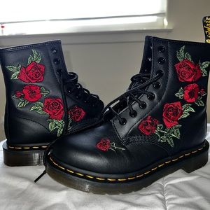 *NEW Dr. Martens 1460 Vonda black With stitched Roses